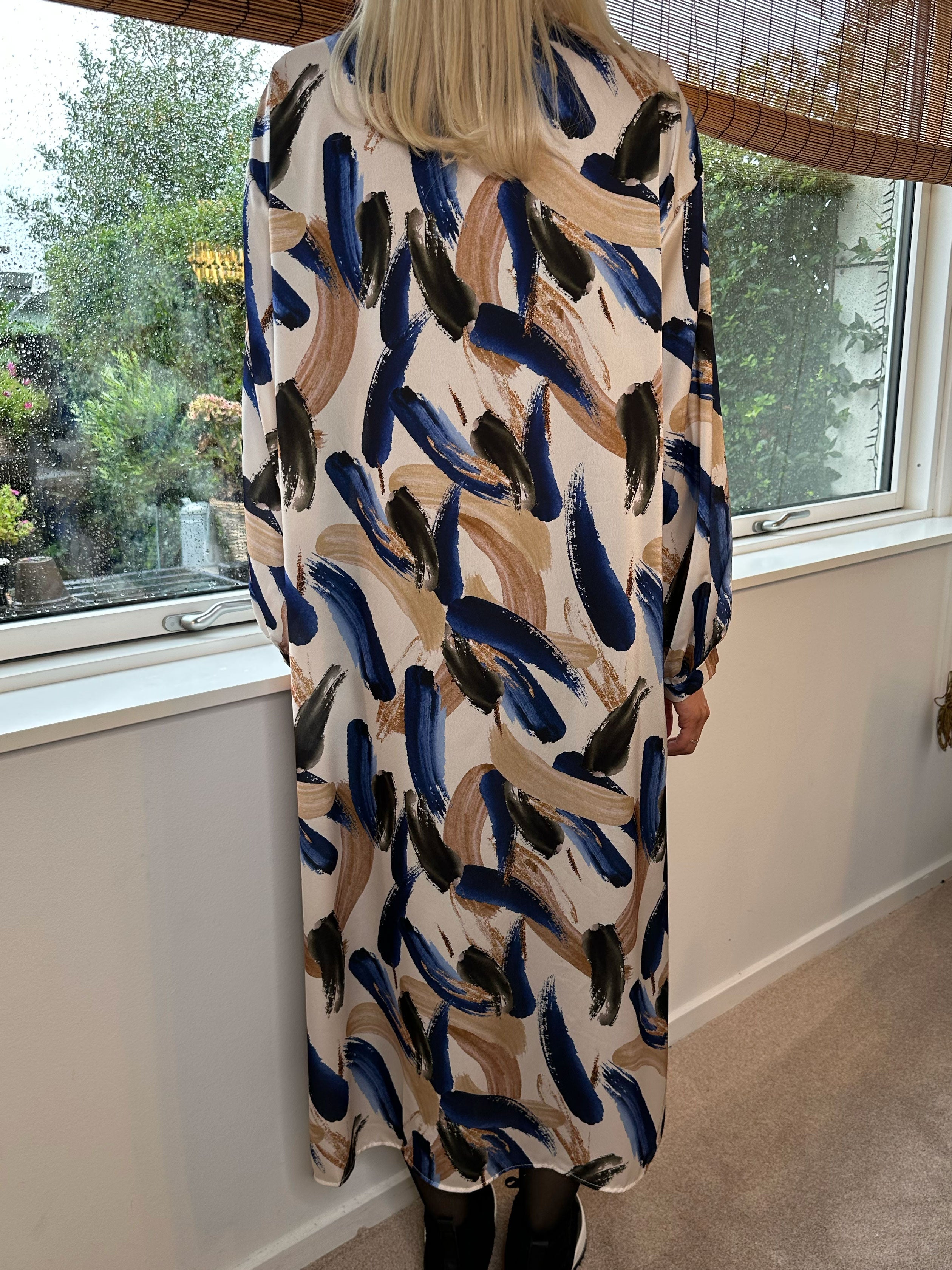 Ivanna - Lång mönstrad tunikaklänning i silkeslook